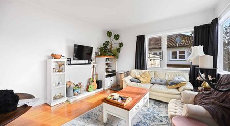 Stunning Three Bedroom on Sought After Jellicoe - Photo 4