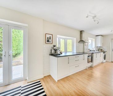 3 bedroom detached house to rent - Photo 4