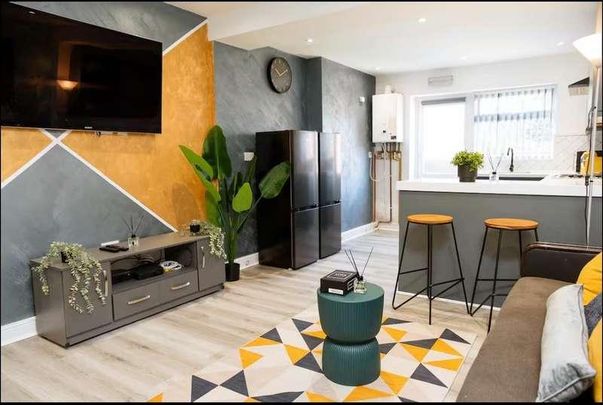 Ensuite Rooms To Move In Instantly, CV2 - Photo 1