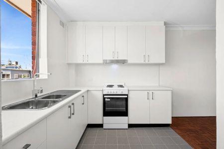 Light Filled Apartment in Leafy Hunters Hill - Photo 4