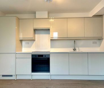 Victoria Road, Farnborough, Hampshire, GU14 - Photo 6