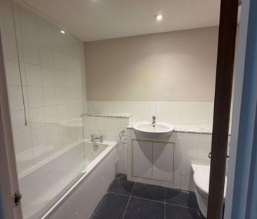 4 bedroom end of terrace house to rent - Photo 1