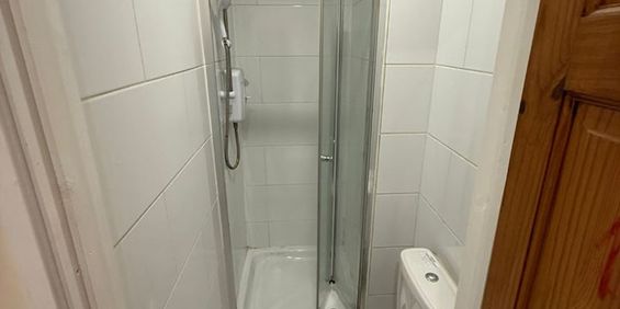 Studio Flat, Bedser Drive, UB6 - Photo 3