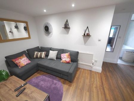 2 bedroom flat to rent - Photo 3