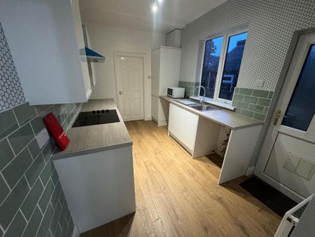 4 bedroom end of terrace house to rent - Photo 5