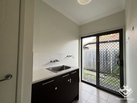 Luxury 5 bedroom house in Calamvale - Photo 2