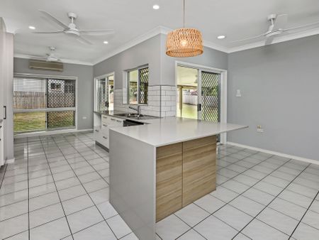 Modern home in cul-de-sac - Photo 4