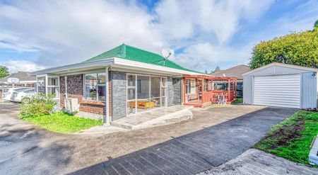 Charming 3BR Home with Garden! - Photo 3