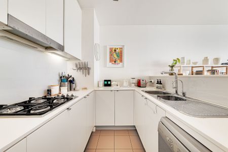 Modern Dual Level, Top-Floor Two Bedroom Apartment with Parking - Photo 4