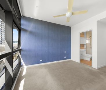 Immaculately presented 3 bedroom apartment - Photo 5