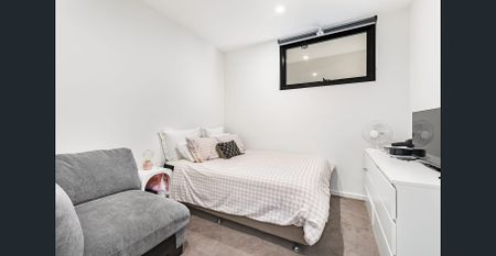 Luxury Two-Bedroom Apartment with Expansive Courtyard - Photo 3