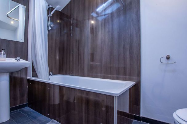 Contemporary 5 bed property on Coburn Street - Photo 1