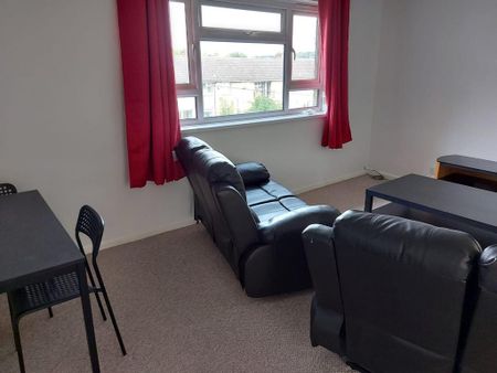 2 bedroom flat to rent - Photo 2