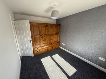 3 bed Town House - To Let - Photo 3