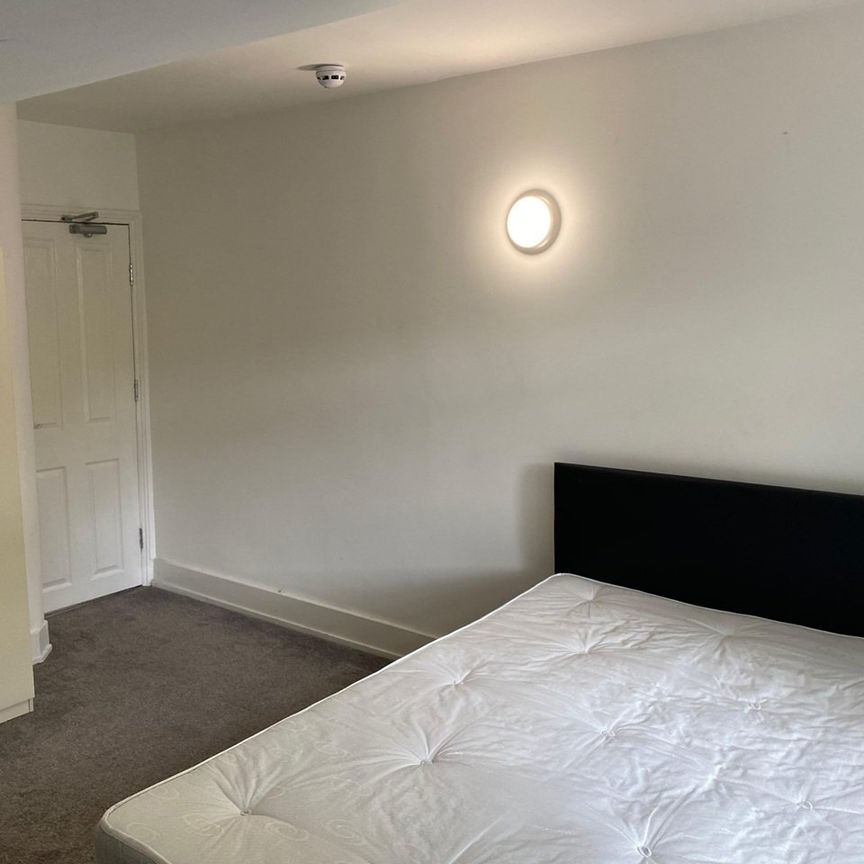 Room in a Shared House, Brook Road, CR7 - Photo 1