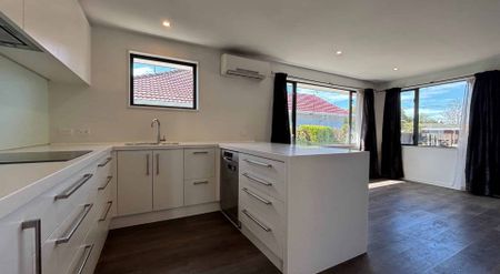 3 BEDROOMS, 1 BATHROOM, 2 HEATPUMPS, 4 CAR GARAGE - Photo 5