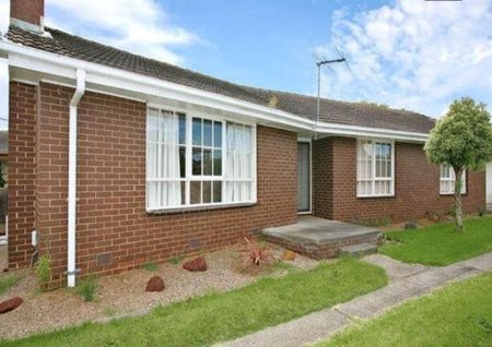 Family Home in Quiet Court - Photo 5