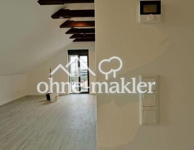 Exklusive Dachgeschosswohnung – Fußbodenheizung, Designglas, EBK & Sichtbalken - Photo 1