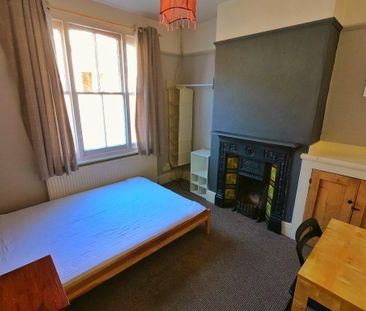 1 bedroom in a house share to rent - Photo 2