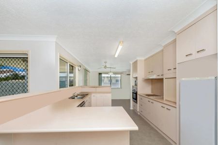 Central convenience in popular Kirwan - Photo 5