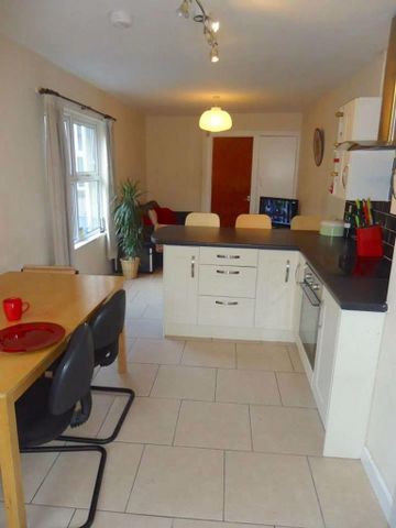 4 bedroom terraced house to rent - Photo 5