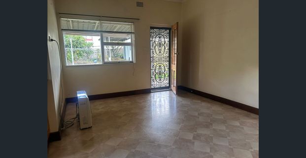 Charming 3-Bedroom Brick Home – Perfect for Couples & Families - Photo 1