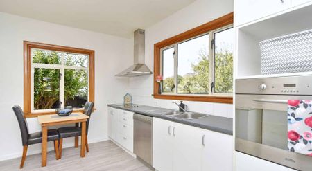 HILLSBOROUGH - 3 BEDROOM TIDY HOUSE, PET NEGOTIABLE - Photo 2