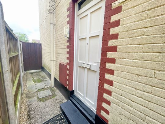 3 Bedroom House To Rent in Winton - £1,665 pcm Tenancy Info - Photo 1