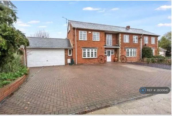 4 bedroom semi-detached house to rent - Photo 1