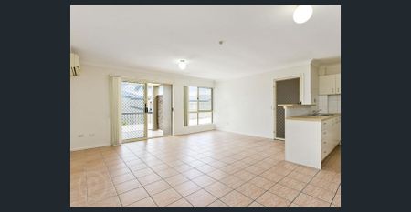 SPACIOUS THREE BEDROOM APARTMENT WITH POOL! - Photo 4