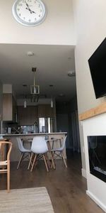 Bright 2bed 2bath loft ceiling, top floor condo - Photo 3