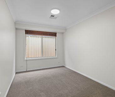 Immaculately Presented Family Home in Prime Glenwood Location! - Photo 2