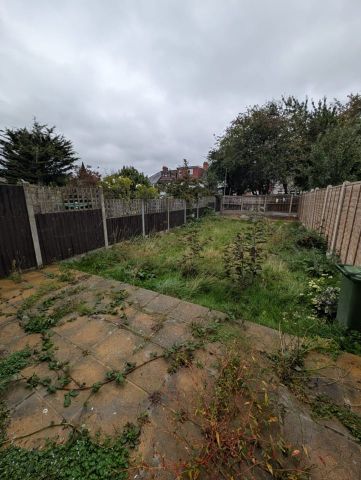 3 Bed Terraced House, Meadway, IG3 - Photo 5