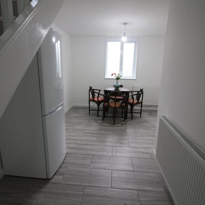 4 bedroom semi-detached house to rent - Photo 1