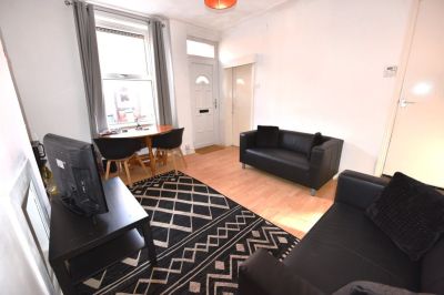 2 bedroom House in Harold Place, Leeds - Photo 4