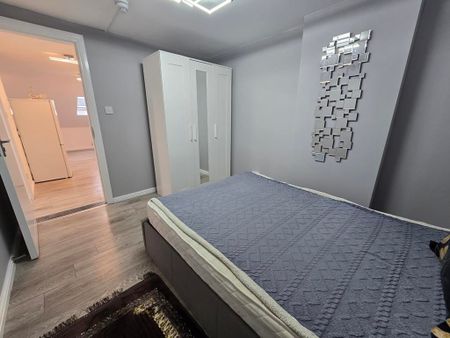 Top Floor Conversion 1 Bedroom Flat To Let West Hendon NW9 - Photo 3