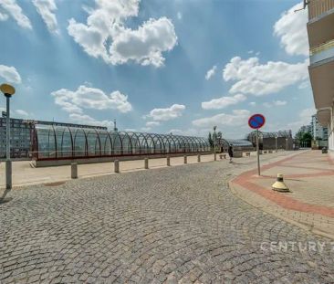 Světlé 1+kk s výhledem do zeleně - Fotografie 3