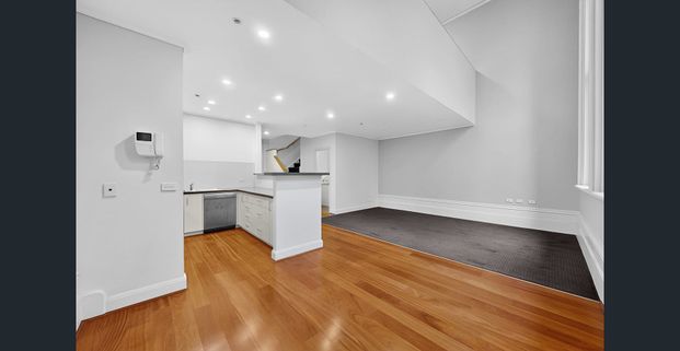 SPACIOUS LOFT APARTMENT – GRAND HERITAGE LIVING! - Photo 1