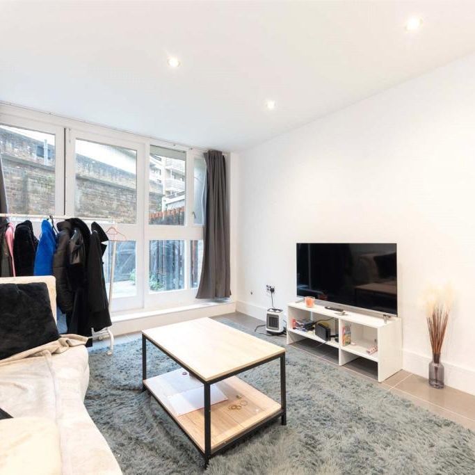 Thomas More Street, Wapping, London, E1W - Photo 1