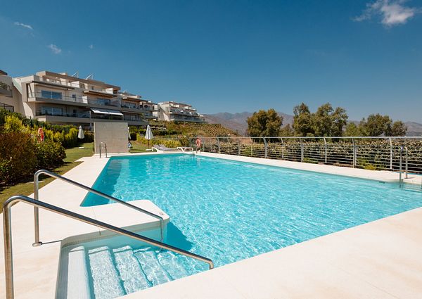 Apartment located in the Harmony Urbanization, in Cala de Mijas. The apartment is distributed on one floor, the house consisting of three bedrooms, 2 bathrooms, living room, dining room, kitchen, terrace and solarium and on a second floor the solarium.