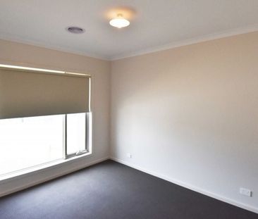 16 Monash Place, Canadian - Photo 2