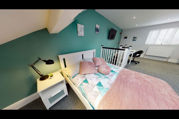 Room in a Shared House, Strawberry Road, M6 - Photo 1