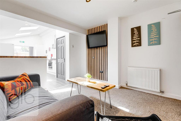 1 bedroom in a house share to rent - Photo 1