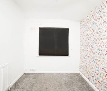 3 bedroom end of terrace house to rent - Photo 4