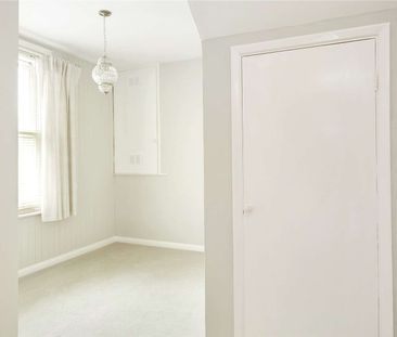 A well proportioned Victorian apartment in an excellent central loc... - Photo 5