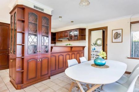 Lakefront Home in Prestigious Delfin Island Location! Two Storey 4/ 5 Bedroom Family Home - Photo 4