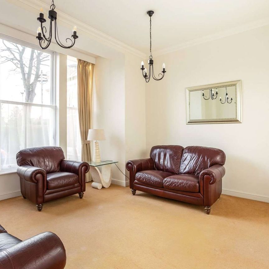 Lovely riverside apartment in a highly sought-after conservation area in the city - AVAILABLE NOW. - Photo 1