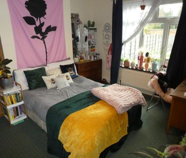 4 bedroom semi-detached house to rent - Photo 2