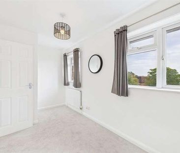 Fleet Road, Fleet, Hampshire, GU51 - Photo 2