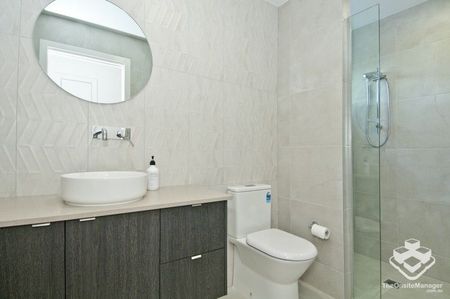 AVAILABLE SOON - LUXURY Unfurnished 2 bed 2 bath 1 Basement Carpark + basement storage - Photo 5